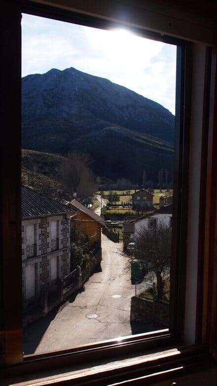 Puebla de Lillo en Leon, vistas a la calla desde Restaurante  Madrid y Pensión